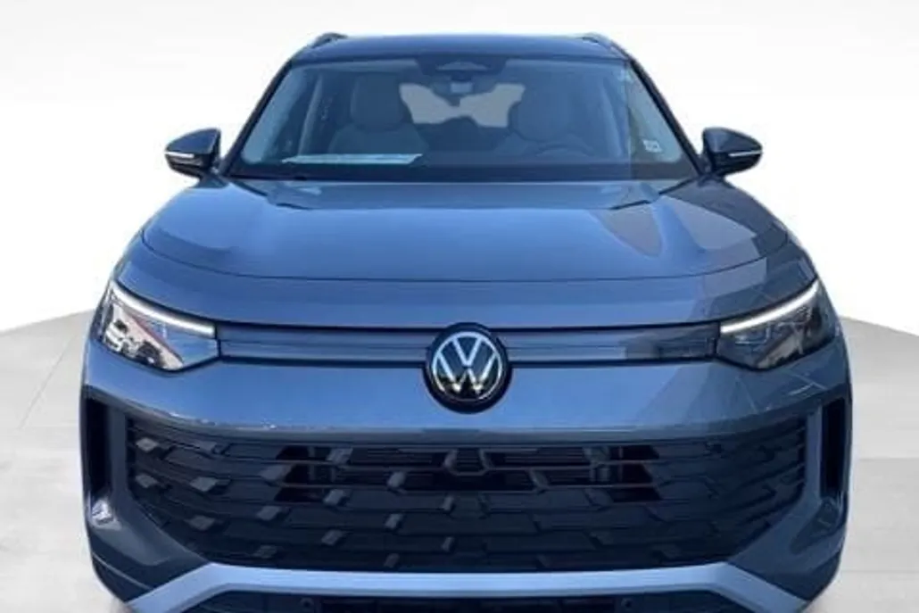 2025 Volkswagen Tiguan SE photo 1