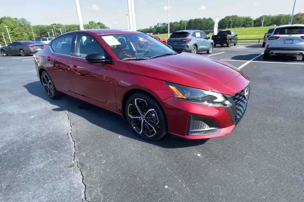 2023 Nissan Altima 2.5 SR photo 1