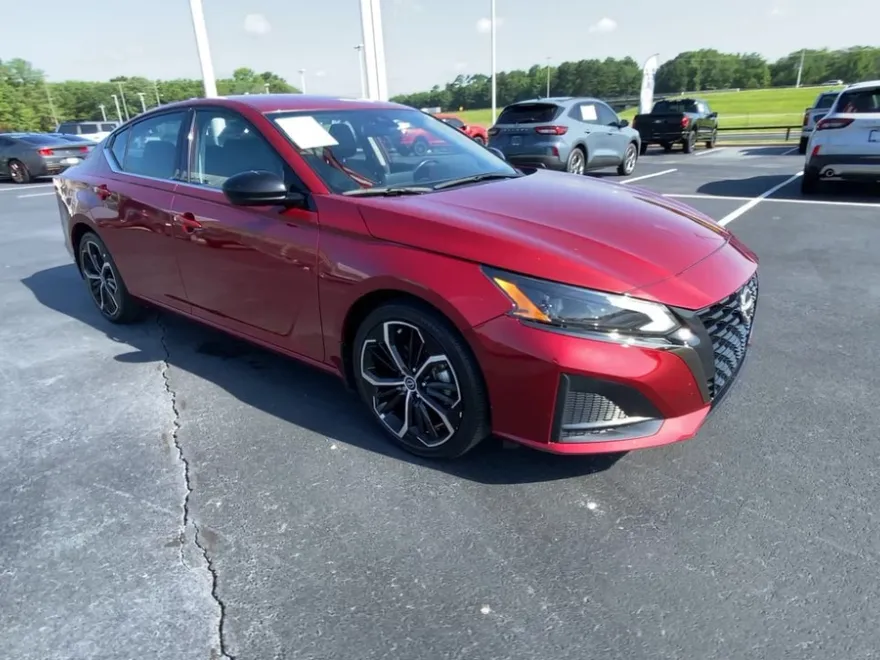 2023 Nissan Altima 2.5 SR photo 1