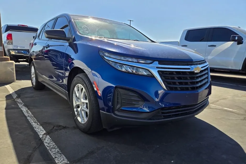2022 Chevrolet Equinox LS photo 1