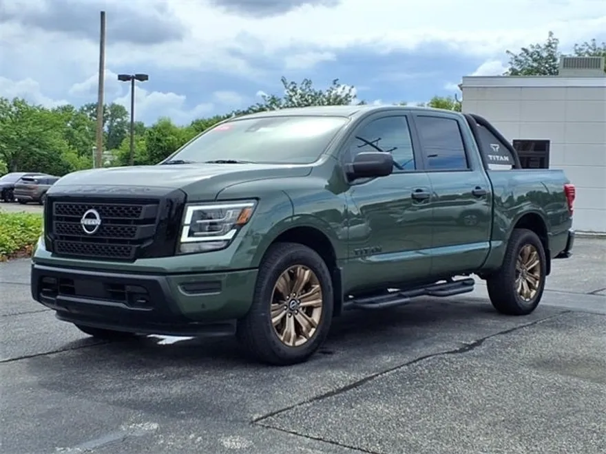 2024 Nissan Titan Crew Cab SV photo 1