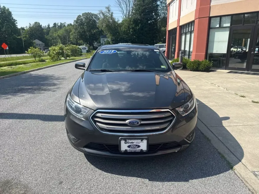 2018 Ford Taurus SEL photo 1