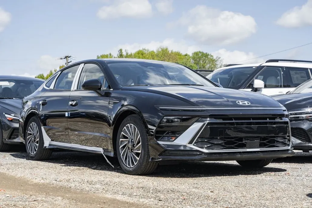 2025 Hyundai Sonata Hybrid SEL photo 1