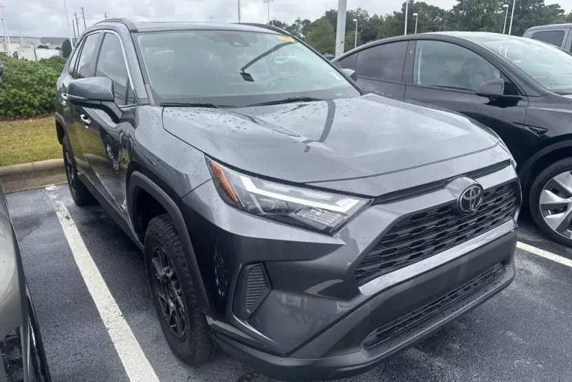 2023 Toyota RAV4 XLE photo 1