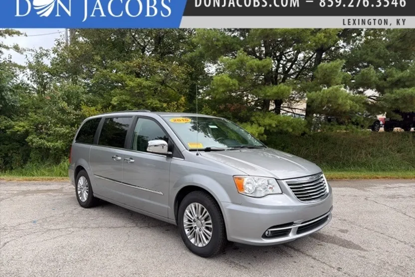 2016 Chrysler Town & Country photo 1