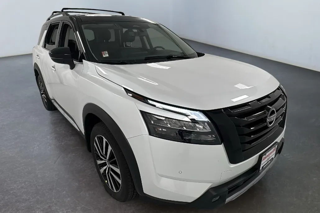 2025 Nissan Pathfinder Platinum photo 1
