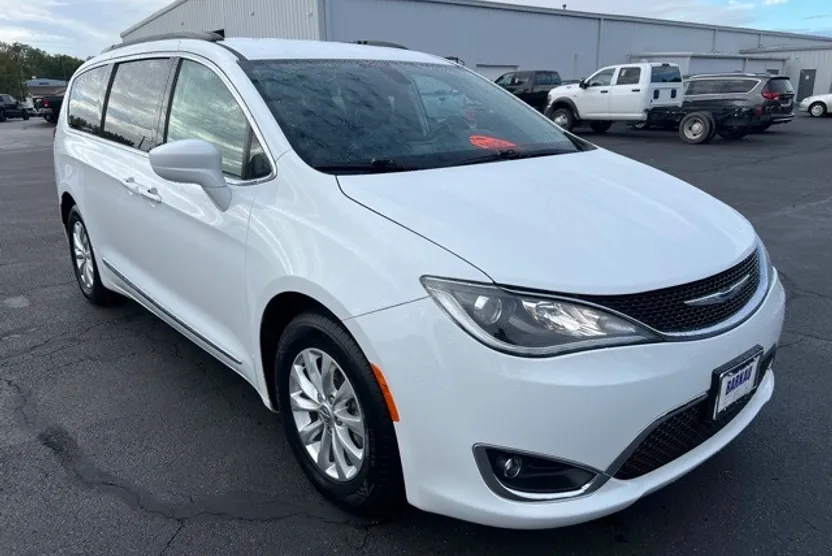 2017 Chrysler Pacifica Touring L photo 1
