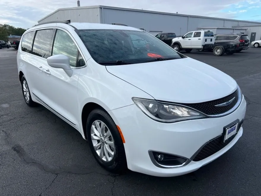 2017 Chrysler Pacifica Touring L photo 1