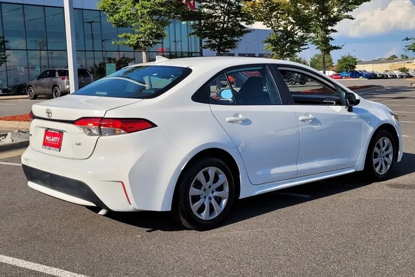 2022 Toyota Corolla LE photo 1