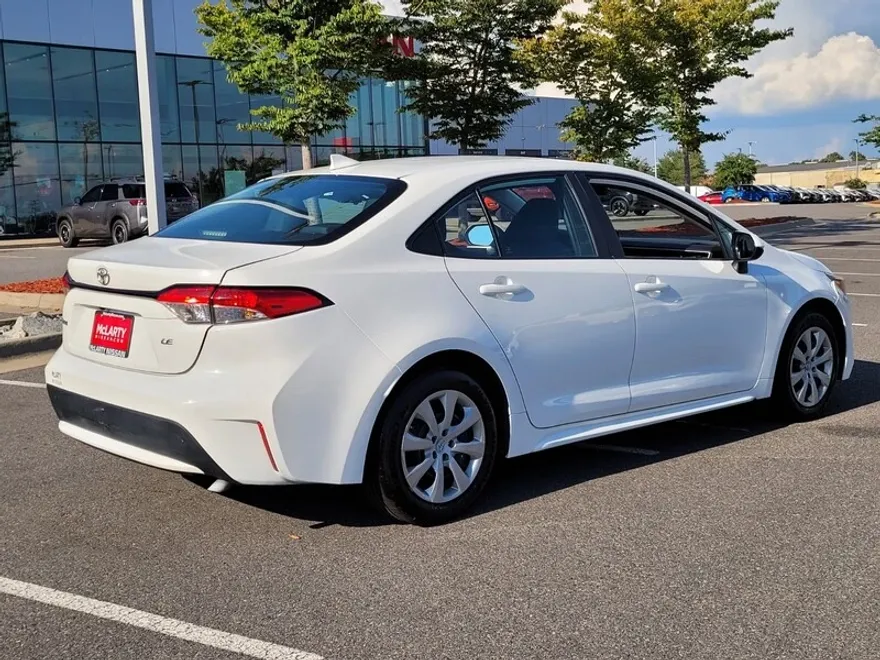 2022 Toyota Corolla LE photo 1