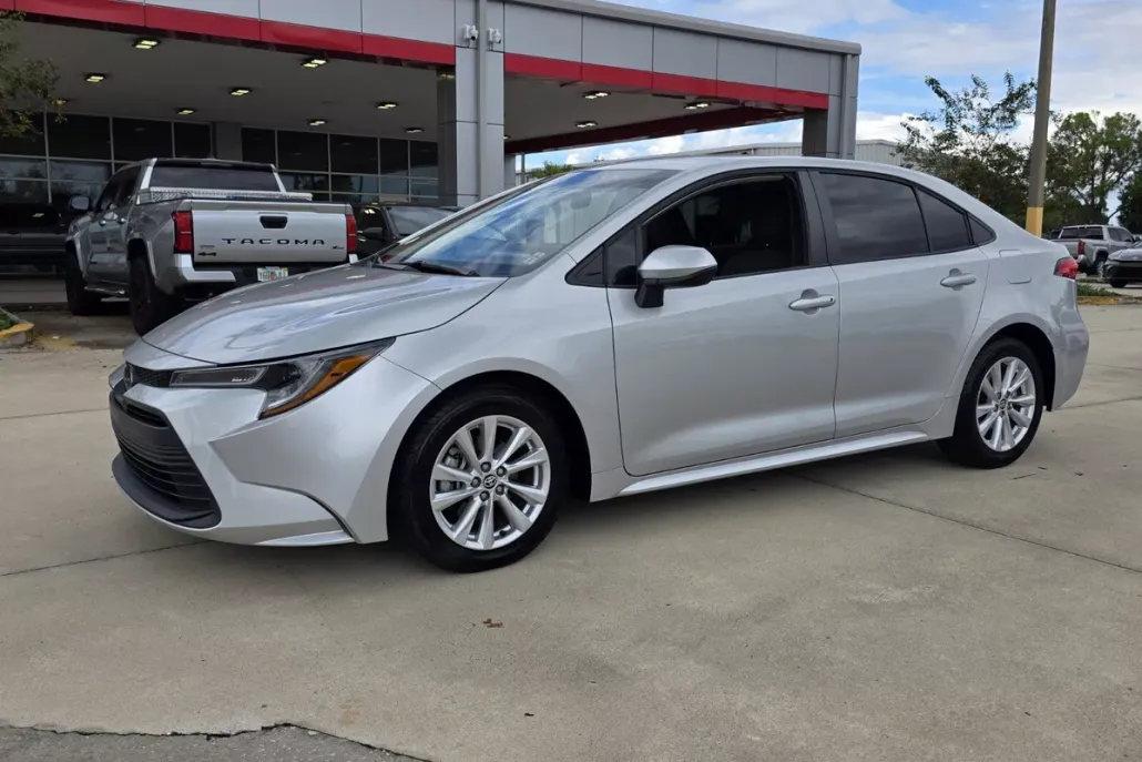 2023 Toyota Corolla LE photo 1