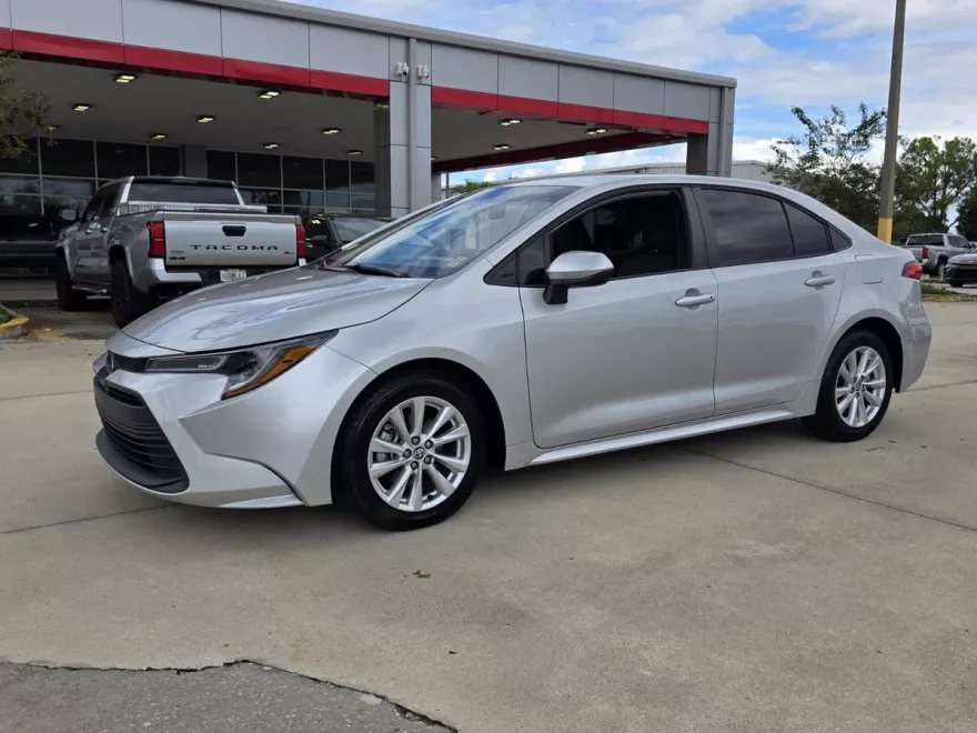 2023 Toyota Corolla LE photo 1