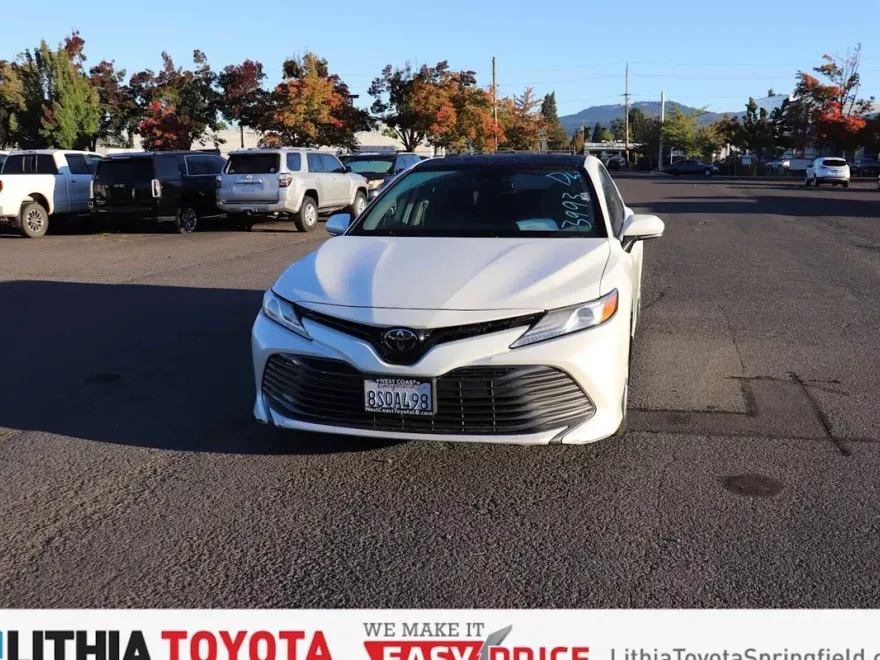 2020 Toyota Camry XLE photo 1