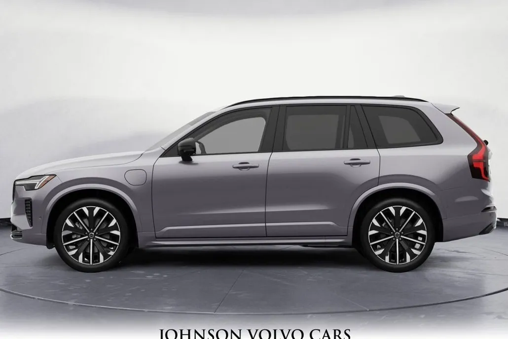 2026 Volvo XC90 T8 photo 1