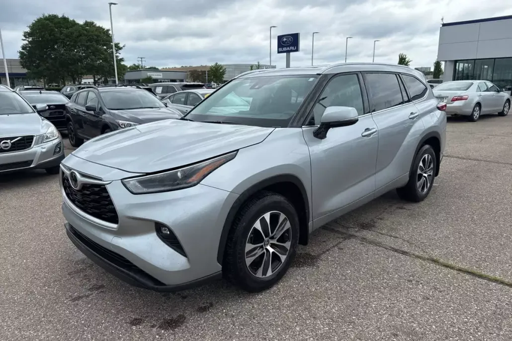 2021 Toyota Highlander XLE photo 1