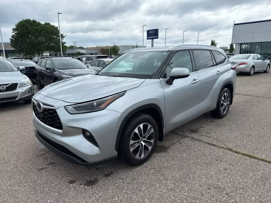 2021 Toyota Highlander XLE photo 1