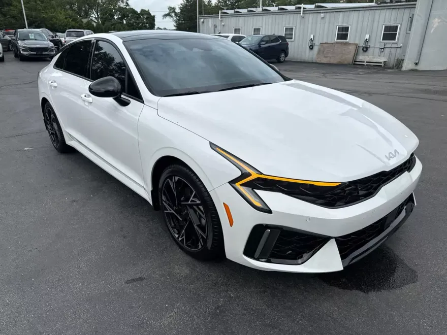 2025 Kia K5 GT-Line photo 1