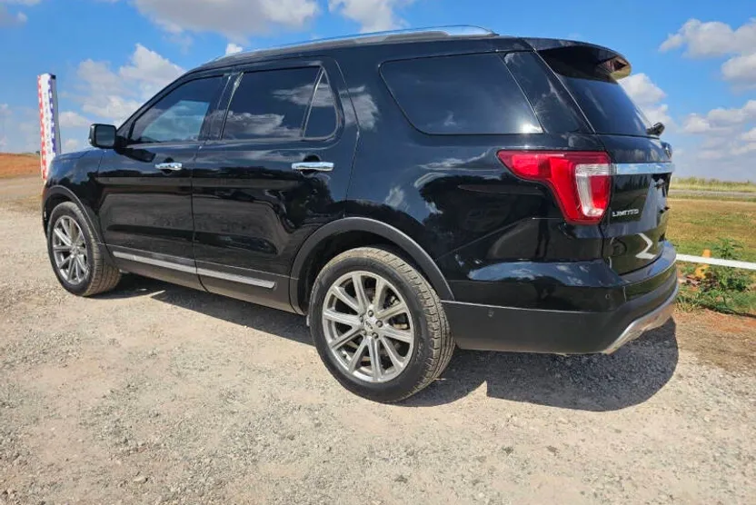 2017 Ford Explorer Limited photo 1