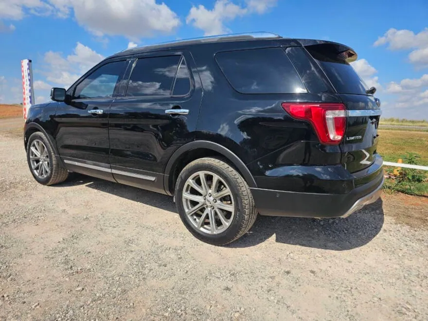 2017 Ford Explorer Limited photo 1