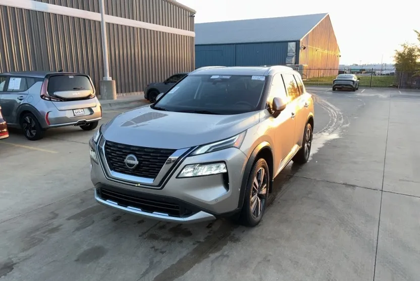 2023 Nissan Rogue Platinum photo 1