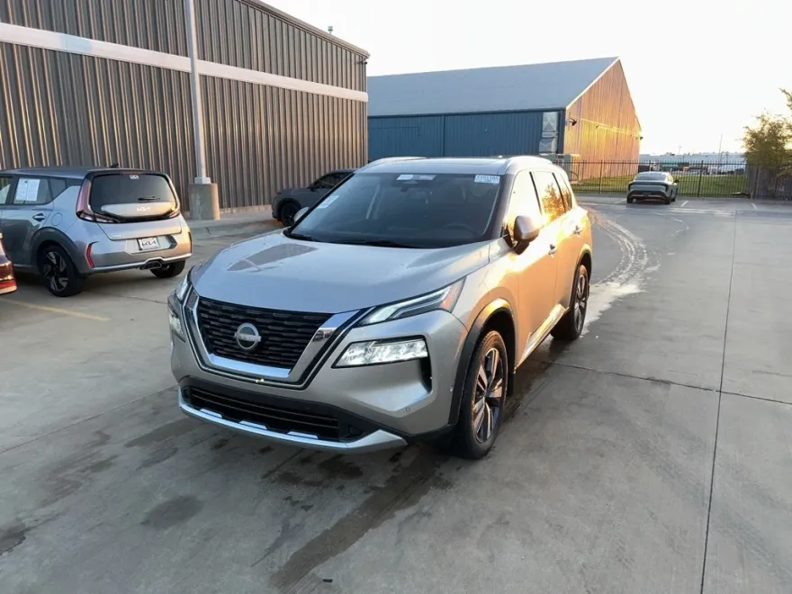 2023 Nissan Rogue Platinum photo 1