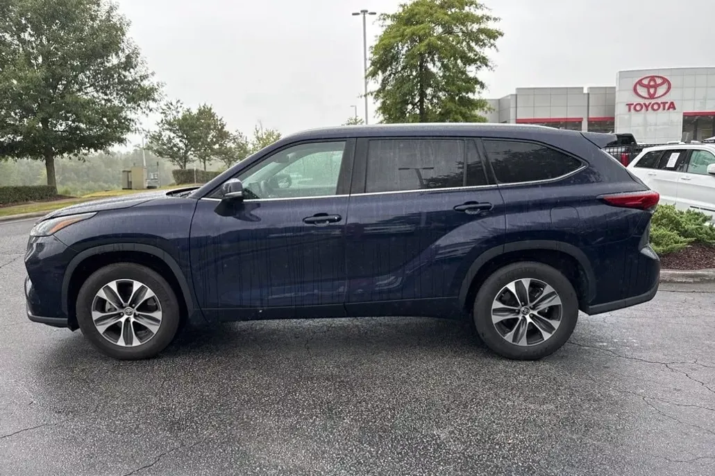 2022 Toyota Highlander XLE photo 1