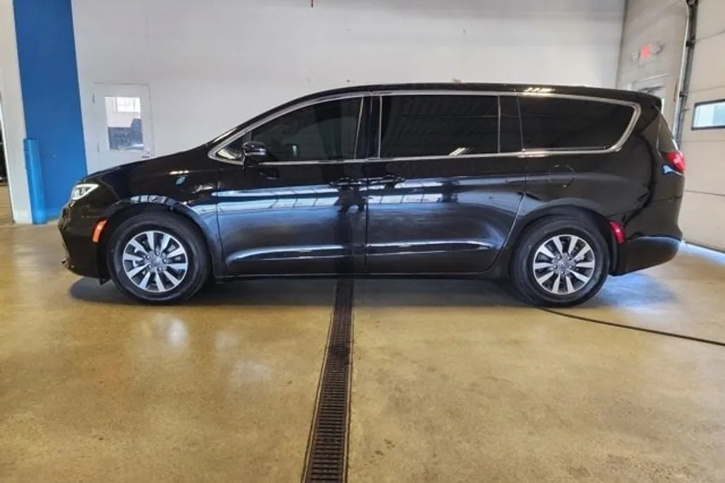 2024 Chrysler Pacifica Hybrid photo 1