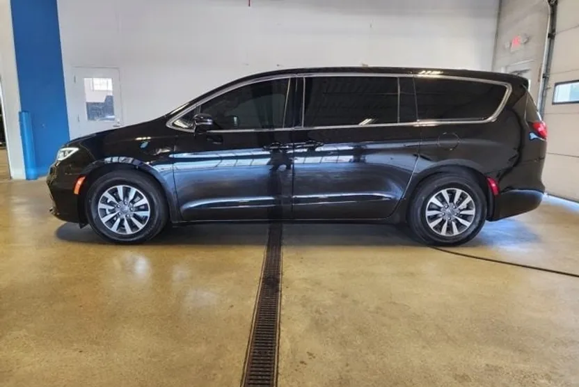 2024 Chrysler Pacifica Hybrid photo 1