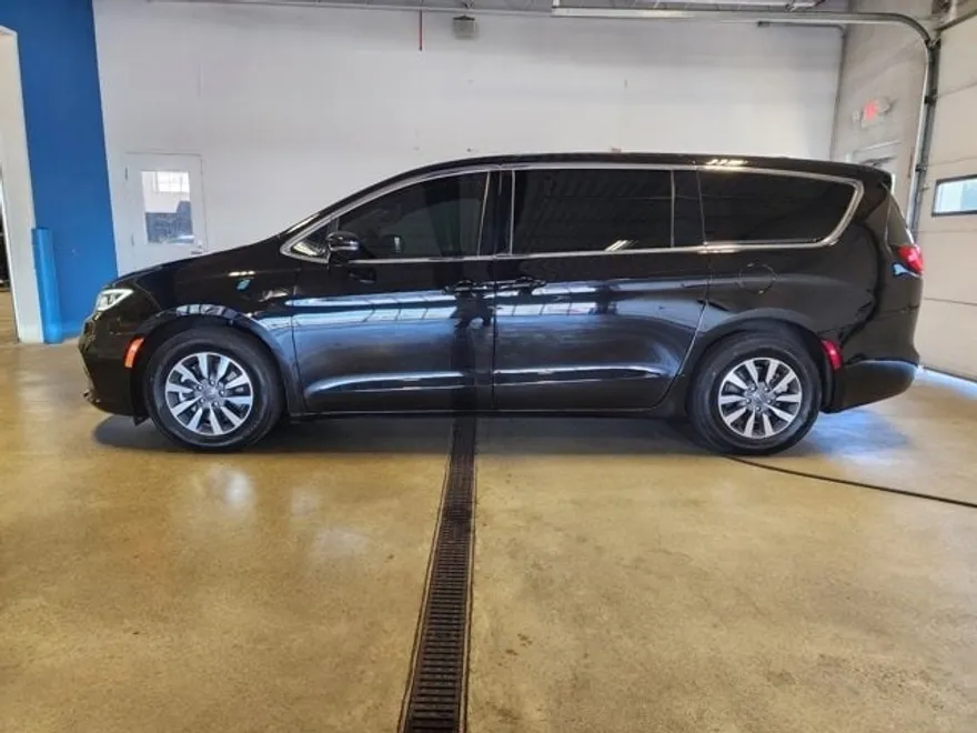 2024 Chrysler Pacifica Hybrid photo 1
