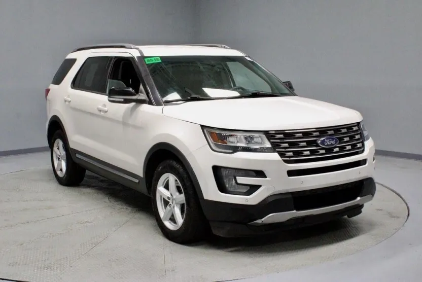 2017 Ford Explorer XLT photo 1