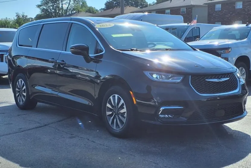2024 Chrysler Pacifica Hybrid photo 1