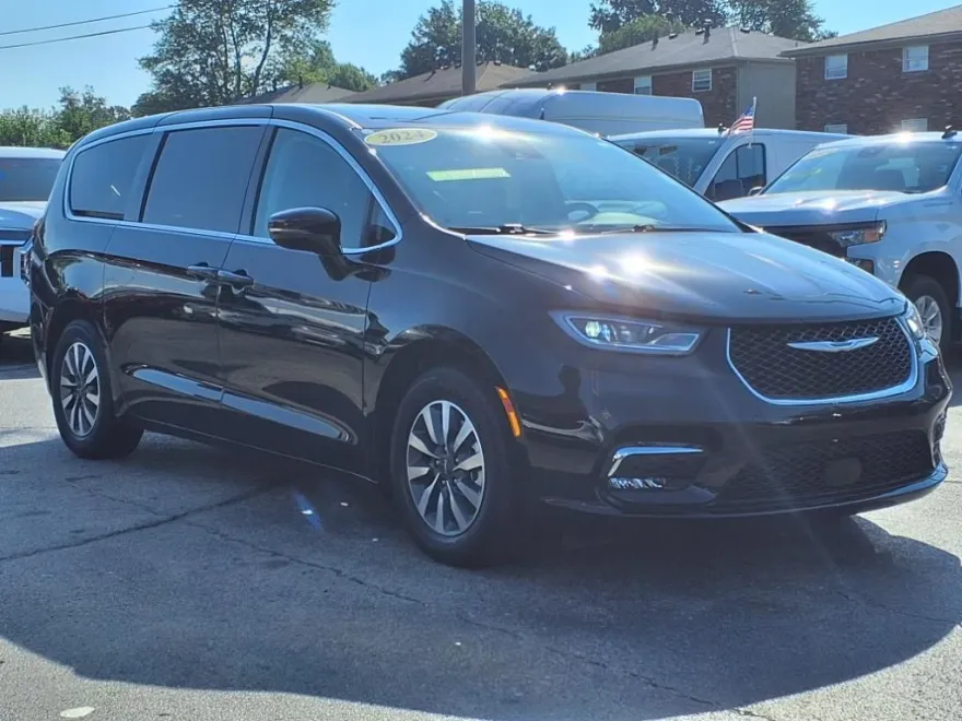 2024 Chrysler Pacifica Hybrid photo 1