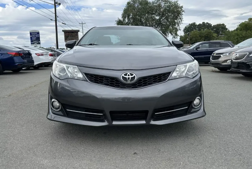 2014 Toyota Camry SE photo 1
