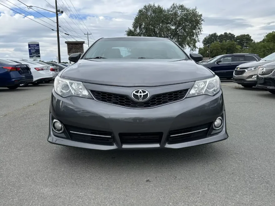2014 Toyota Camry SE photo 1