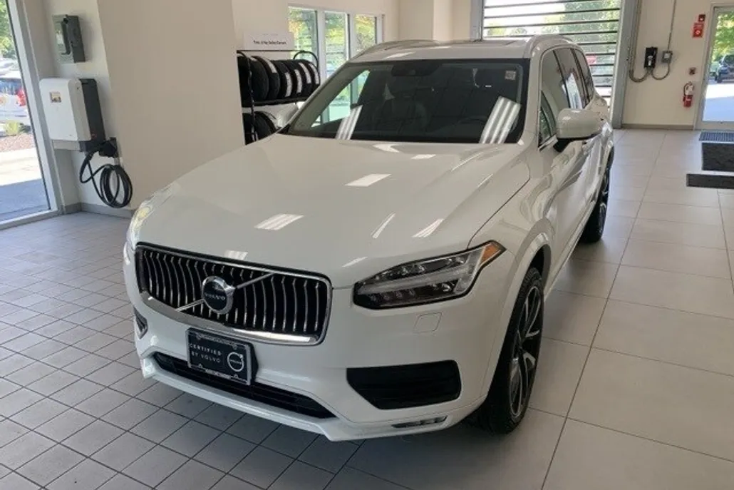 2022 Volvo XC90 T6 AWD Momentum photo 1