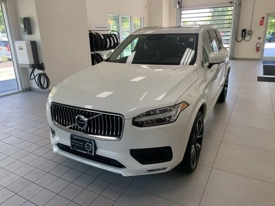 2022 Volvo XC90 T6 AWD Momentum photo 1