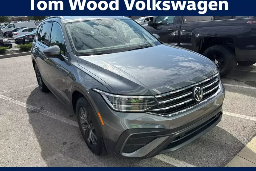 2023 Volkswagen Tiguan SE photo 1