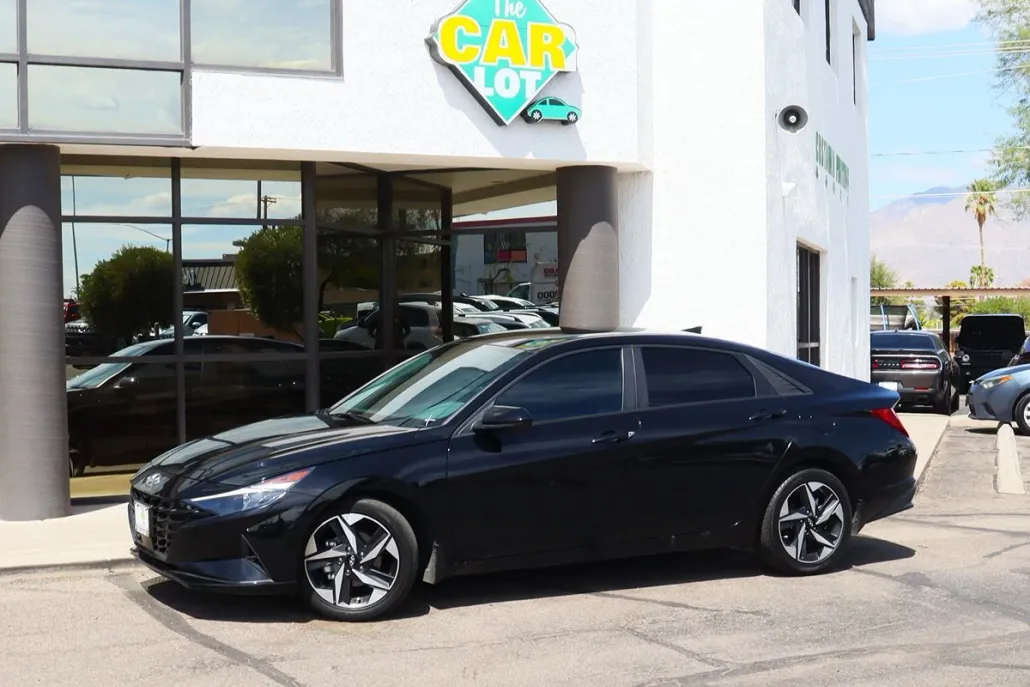 2023 Hyundai Elantra SEL photo 1