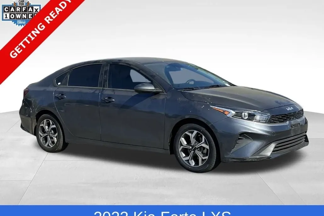 2023 Kia Forte LXS photo 1