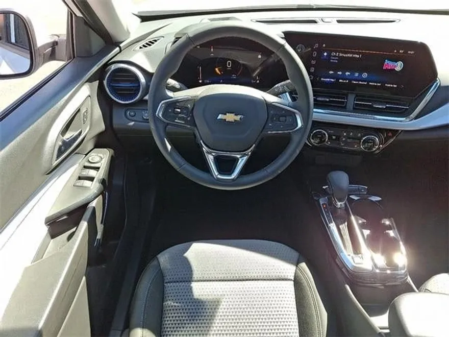 2025 Chevrolet Trax LT photo 9