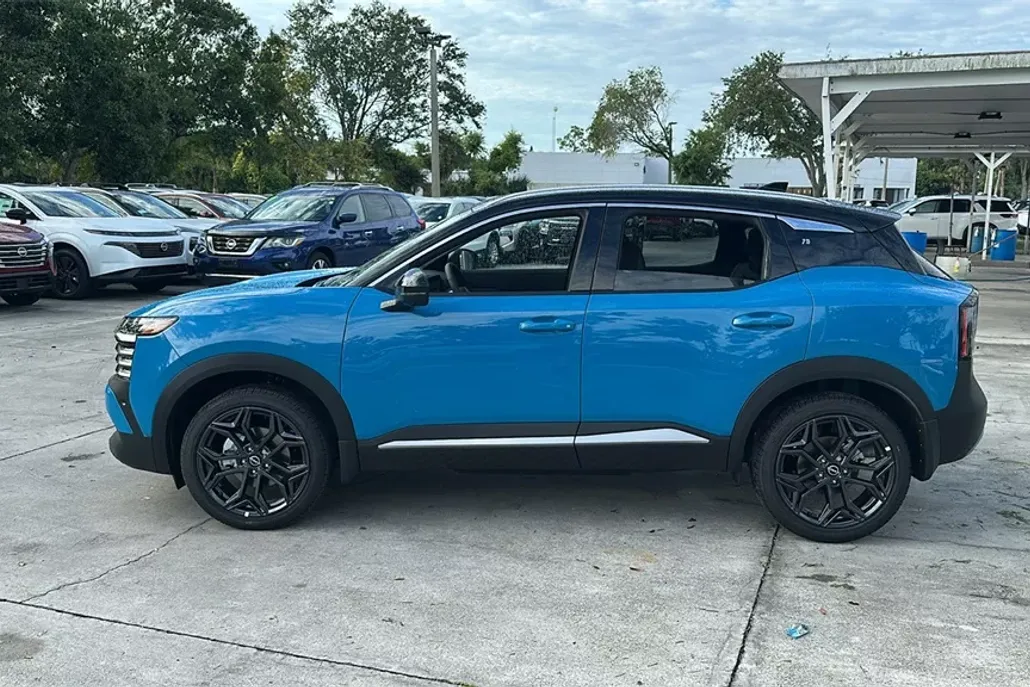 2025 Nissan Kicks SR photo 1