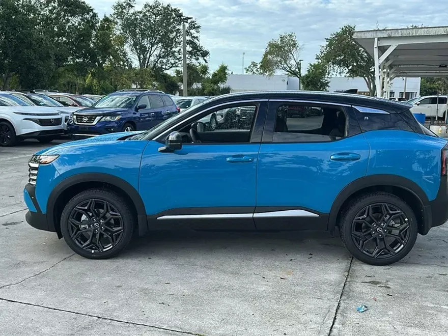 2025 Nissan Kicks SR photo 1