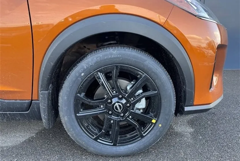 2022 Nissan Kicks SR photo 1
