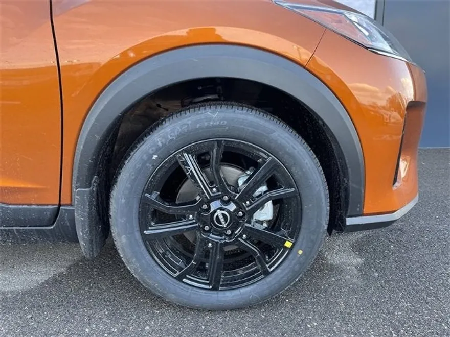2022 Nissan Kicks SR photo 1