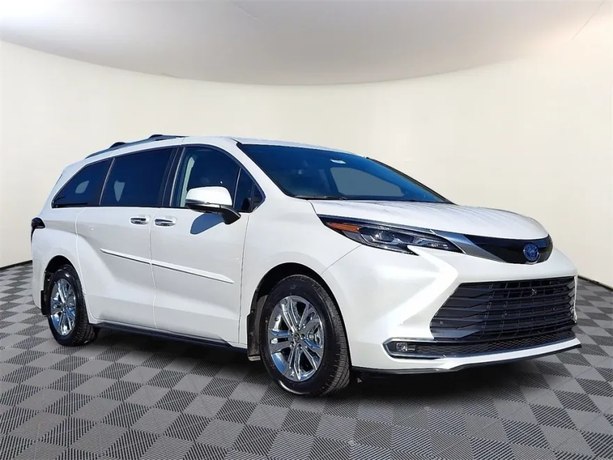2024 Toyota Sienna Platinum photo 1