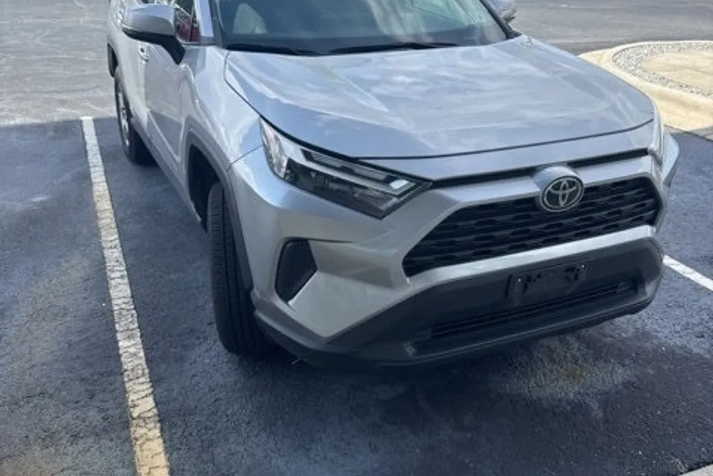 2023 Toyota RAV4 XLE photo 1