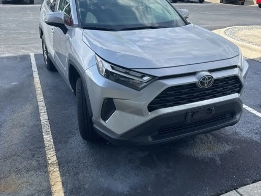 2023 Toyota RAV4 XLE photo 1