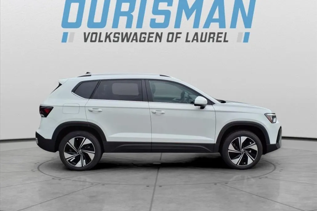 2025 Volkswagen Taos SE photo 1