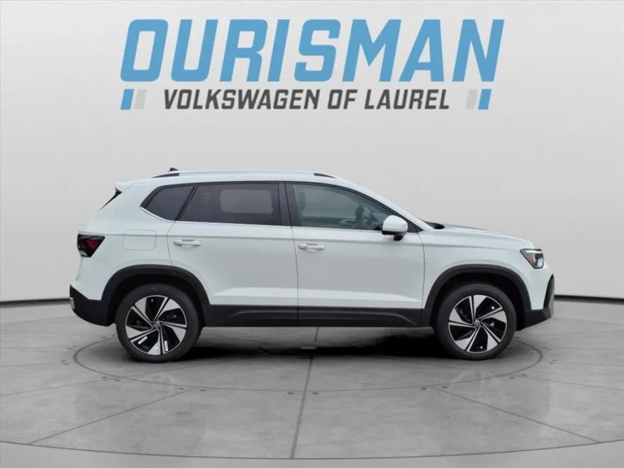 2025 Volkswagen Taos SE photo 1