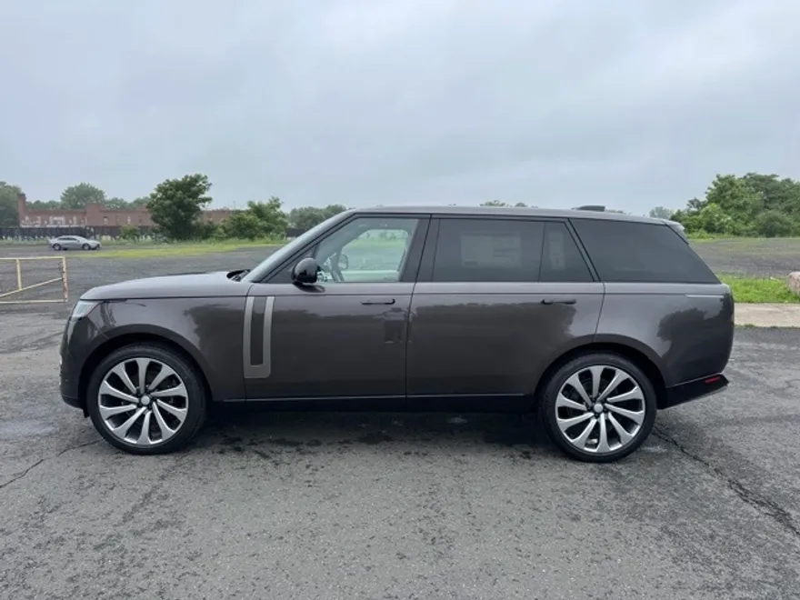 2025 Land Rover Range Rover SE photo 1